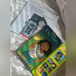 Spanish “Cazadora de Imágenes” + Disney Encanto Mirabel Sound Book Bundle